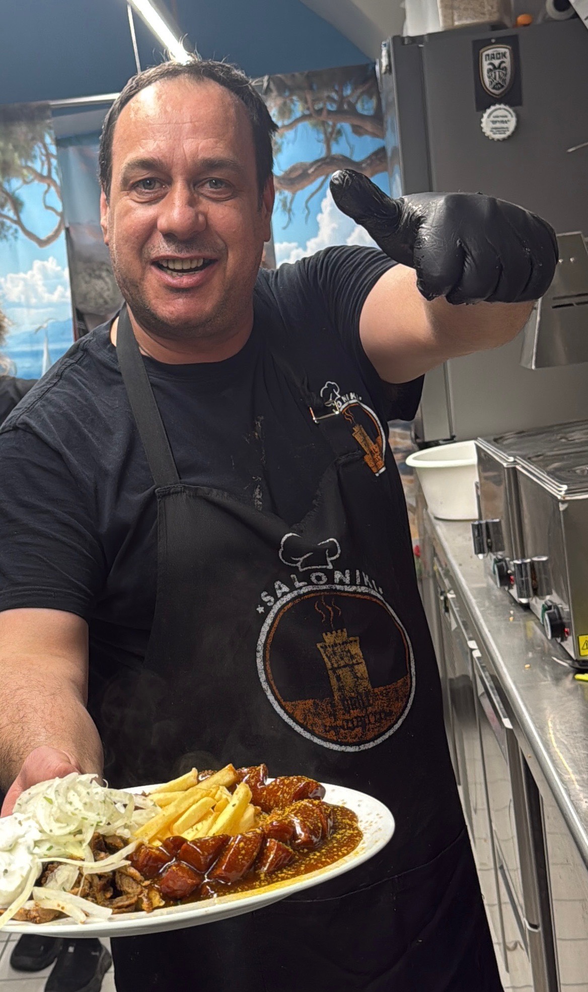 Koch des Saloniki Grill mit dem BikeTaxiTeller